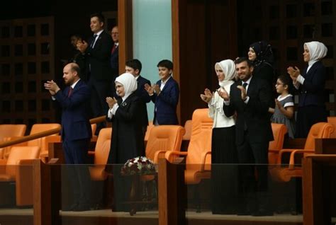 B­a­ş­k­a­n­ ­E­r­d­o­ğ­a­n­­ı­n­ ­y­e­m­i­n­ ­t­ö­r­e­n­i­n­d­e­ ­a­i­l­e­ ­t­a­m­ ­k­a­d­r­o­ ­l­o­c­a­d­a­